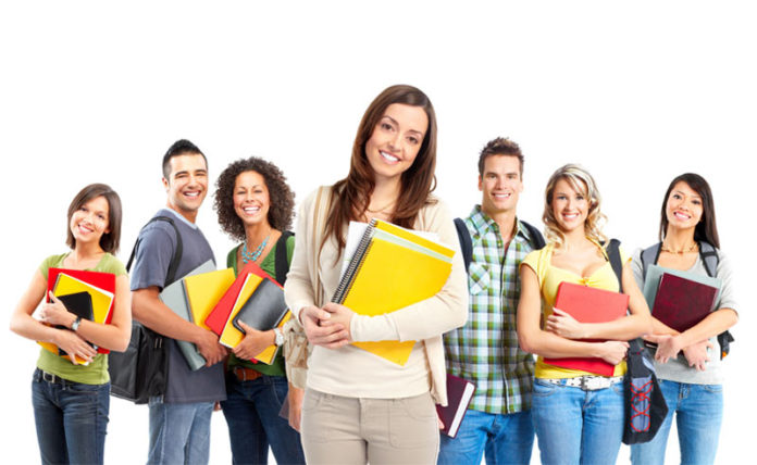 Universitatea-de-vest-vasile-goldis-din-arad-STUDENTI-696x428